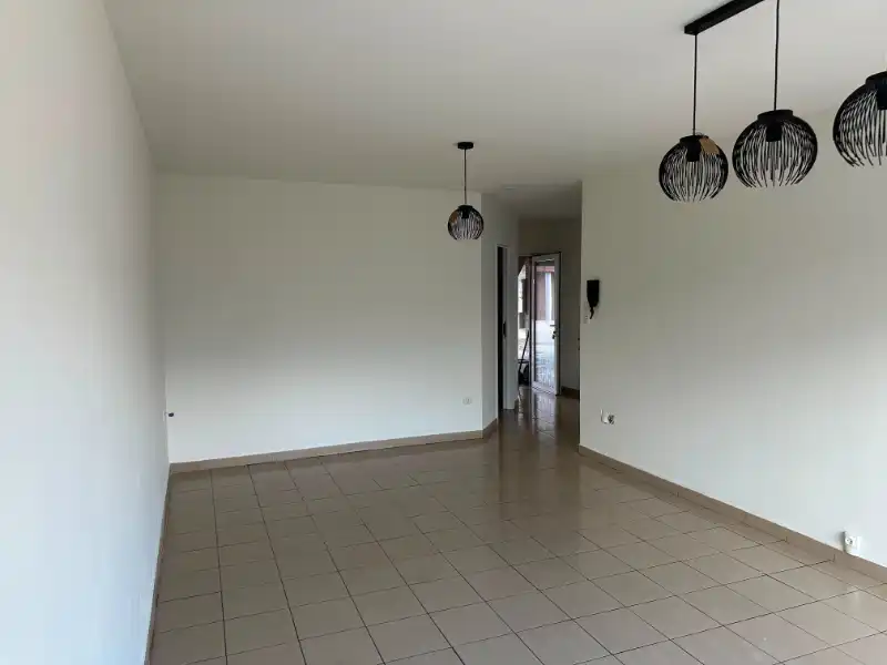 --- NIEUW --- Volledig gerenoveerd 1-slaapkamer appartement met autostaanplaats. foto 3