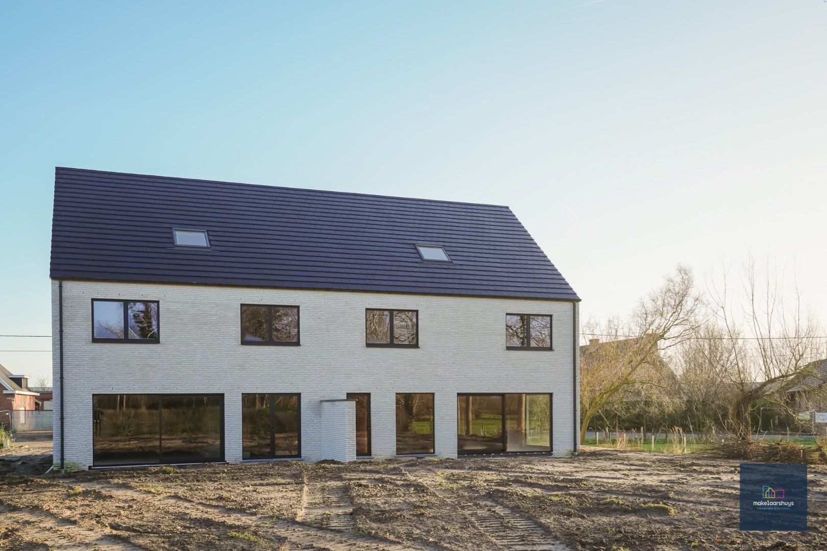 Zeer ruime halfopen casco villawoning met mooie tuin en garage foto 31