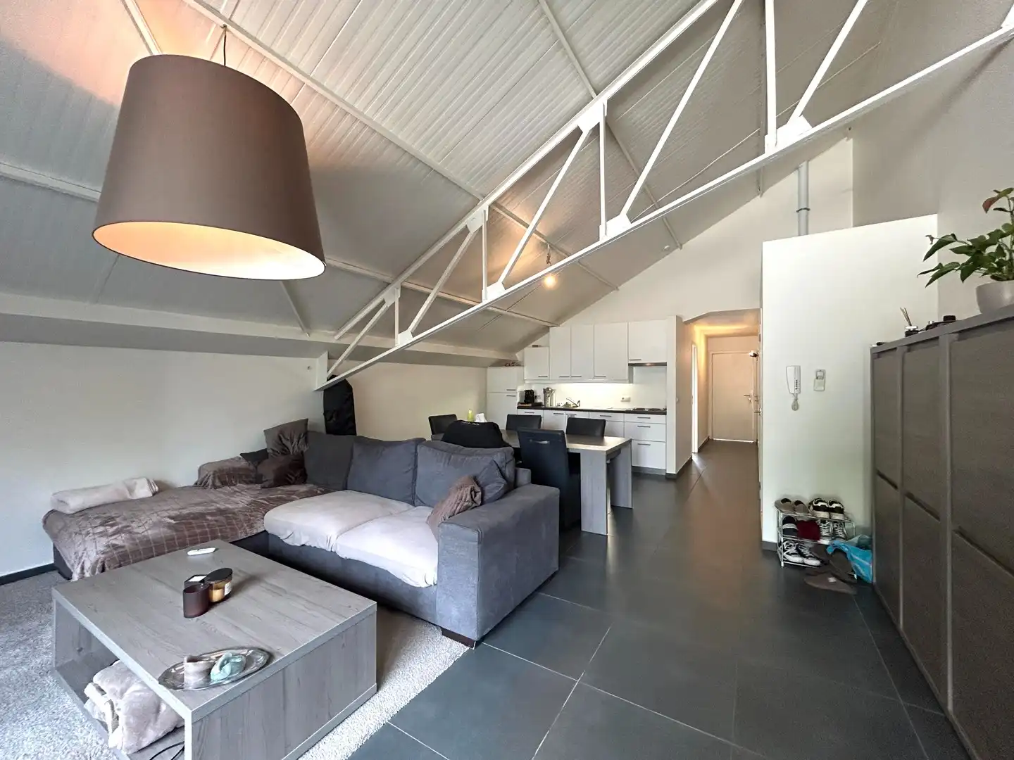 Instapklaar appartement nabij centrum Oostrozebeke! foto 2