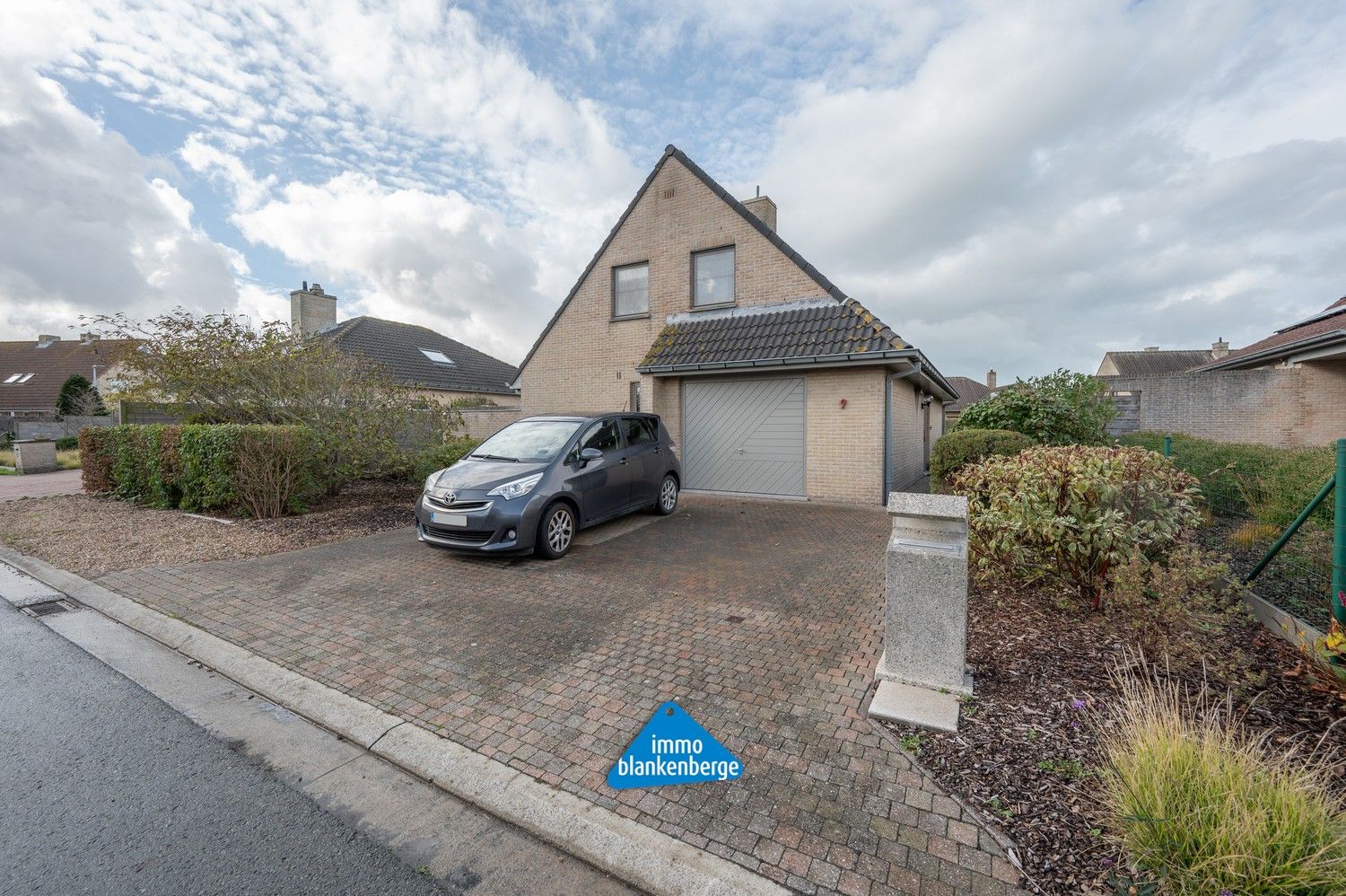 Ruime villa met zonnige tuin en moderne veranda op wandelafstand van de zee foto {{pictureIndex}}