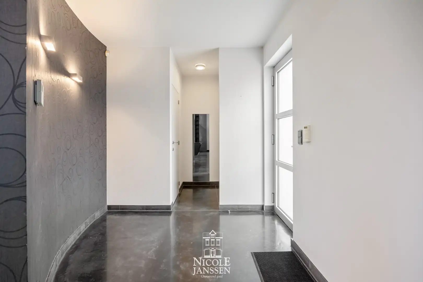 Zeer moderne en luchtige woning  foto 3