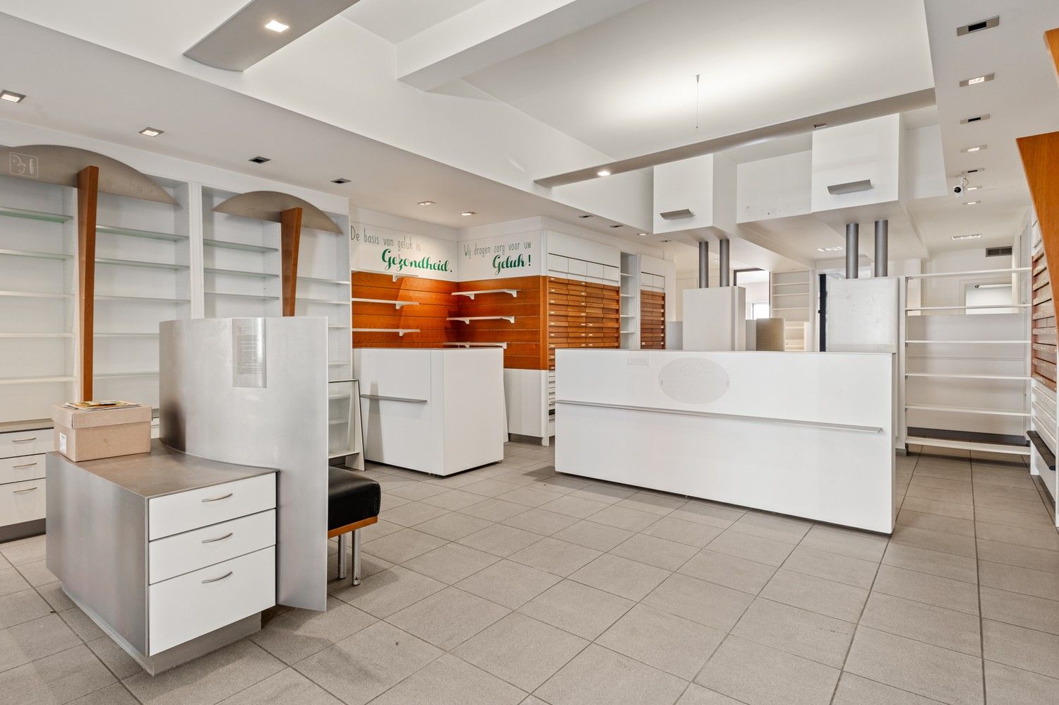 Handelspand met duplex in het centrum van Wijnegem! foto {{pictureIndex}}