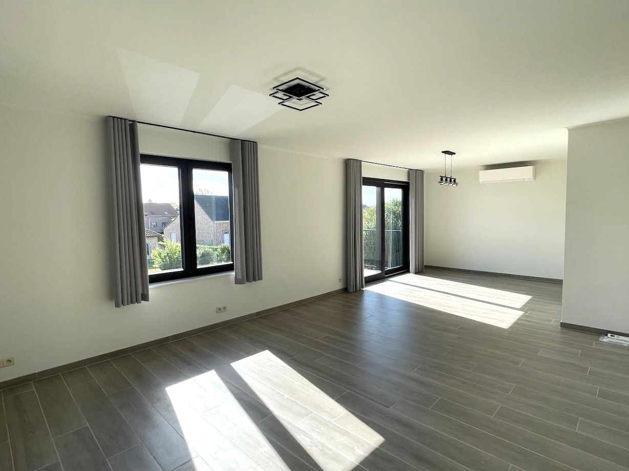 Gerenoveerd 2-kamerduplexappartement met overdekte autostaanplaats foto 4