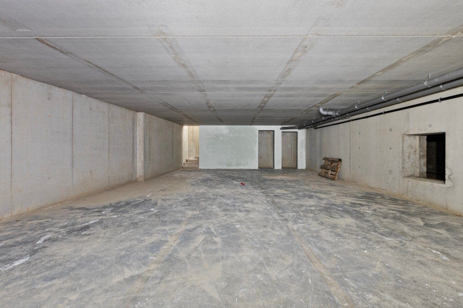 GELIJKVLOERS HANDELSPAND met KELDERRUIMTE TE HUUR/TE KOOP OP A-LOCATIE IN HOUTHALEN CENTRUM   foto 11