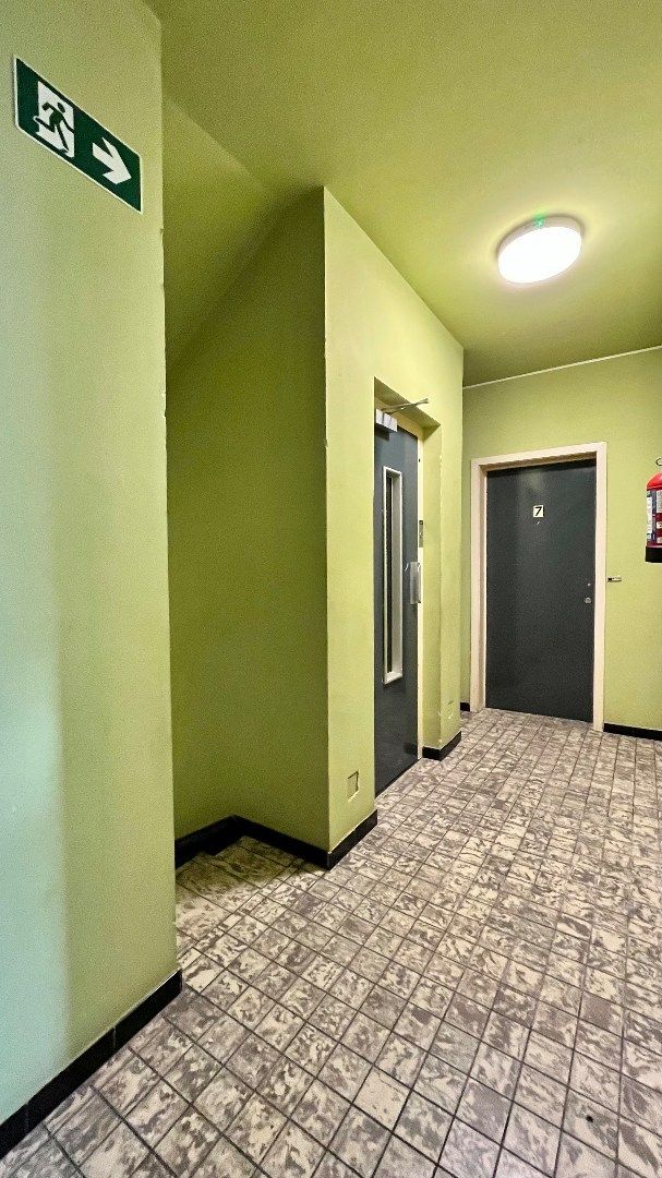 Verhuurde studio (31m²)met open zicht op het station foto 14