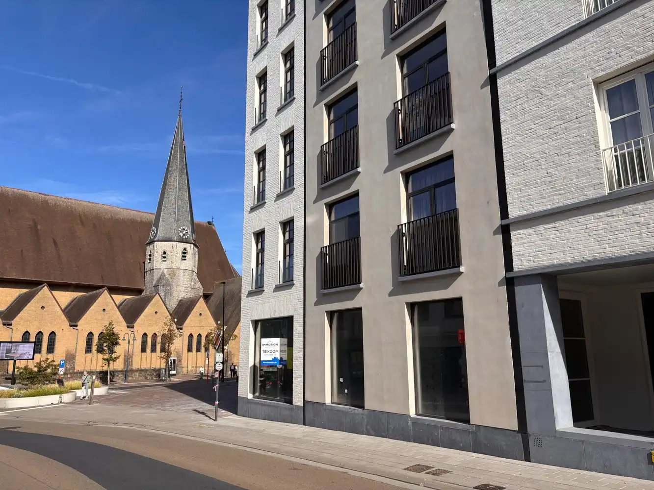 Ruim handelspand met super visibiliteit in het centrum van Zwevegem - laatste handelspand te koop! foto 3