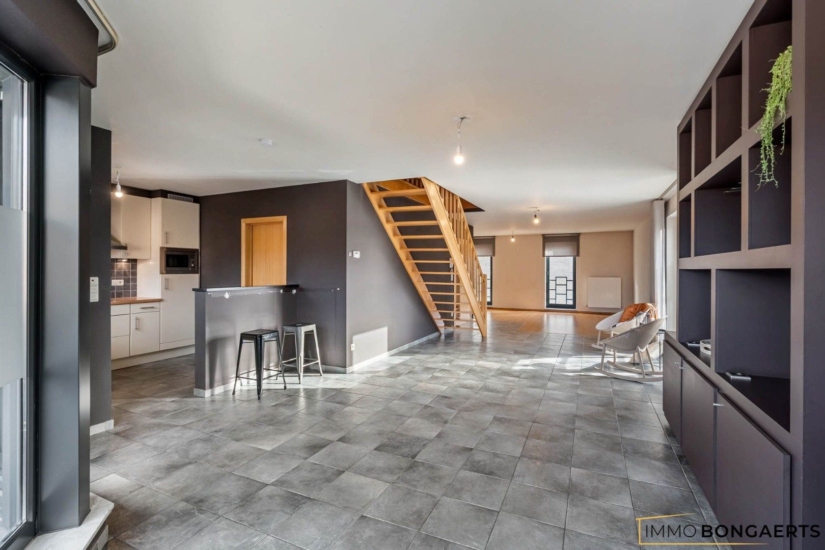 Ruim duplexappartement met 4 slaapkamers foto 5