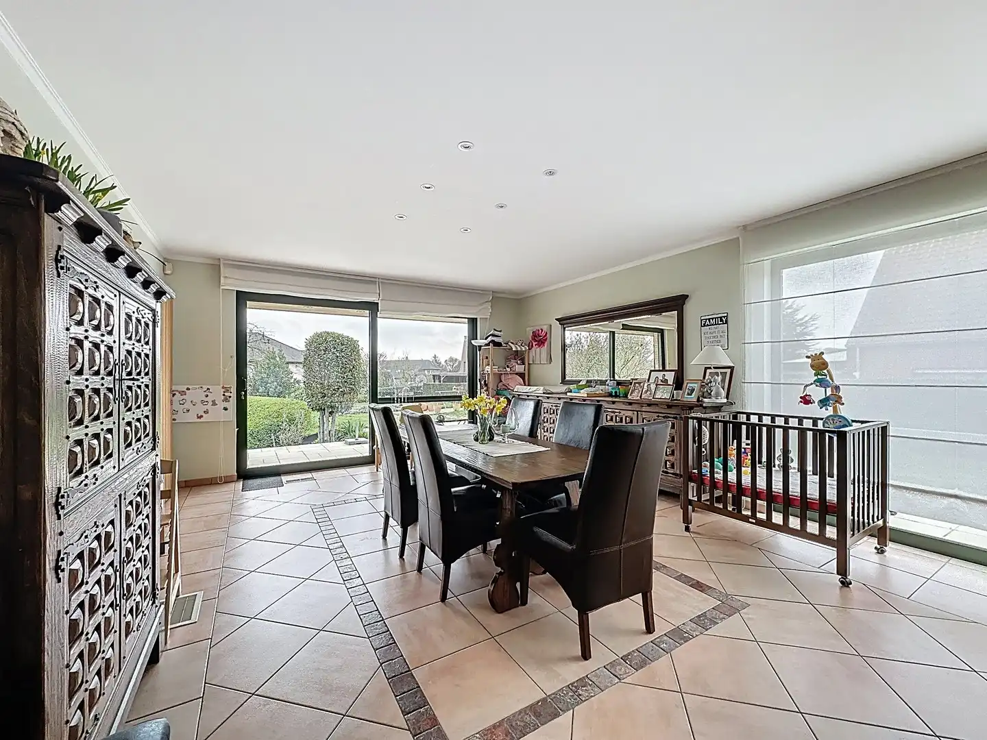 Zeer ruime villa met 4 slaapkamers, grote tuin  (869m²) en volledig onderkelderd. foto 3