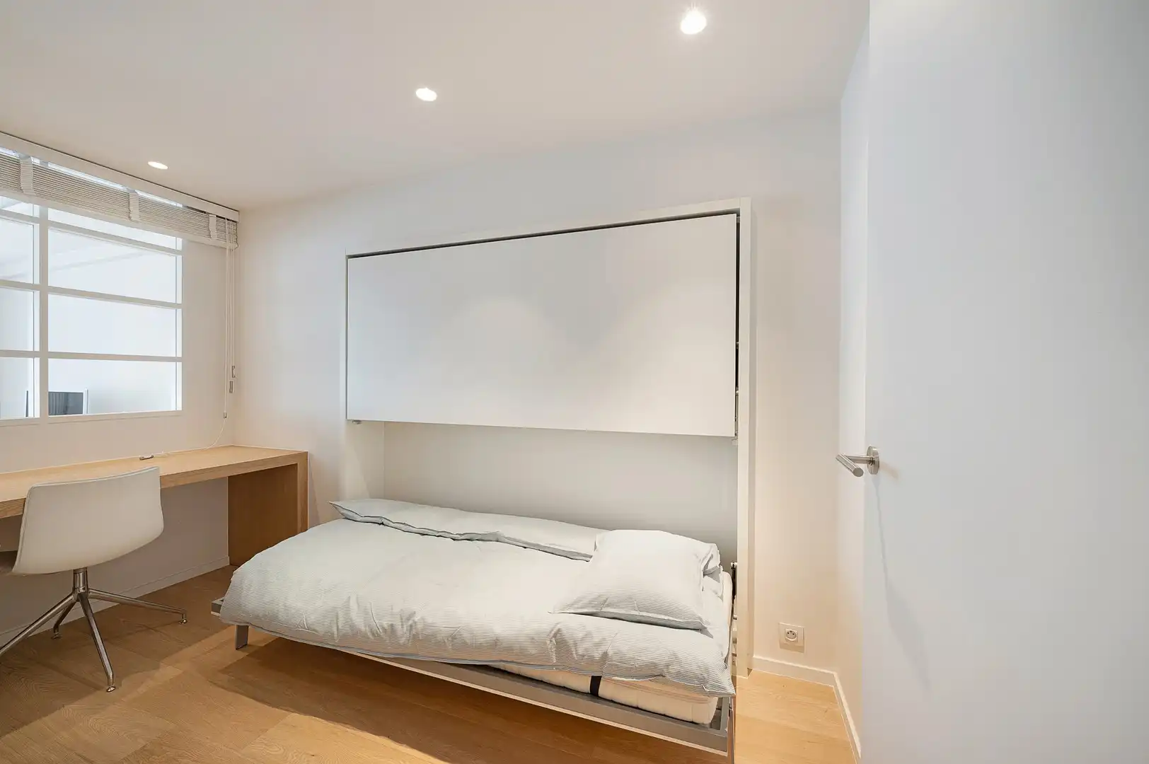 Hedendaags appartement genietend van een open zicht, centraal gelegen op de Kustlaan in het Zoute. foto 18