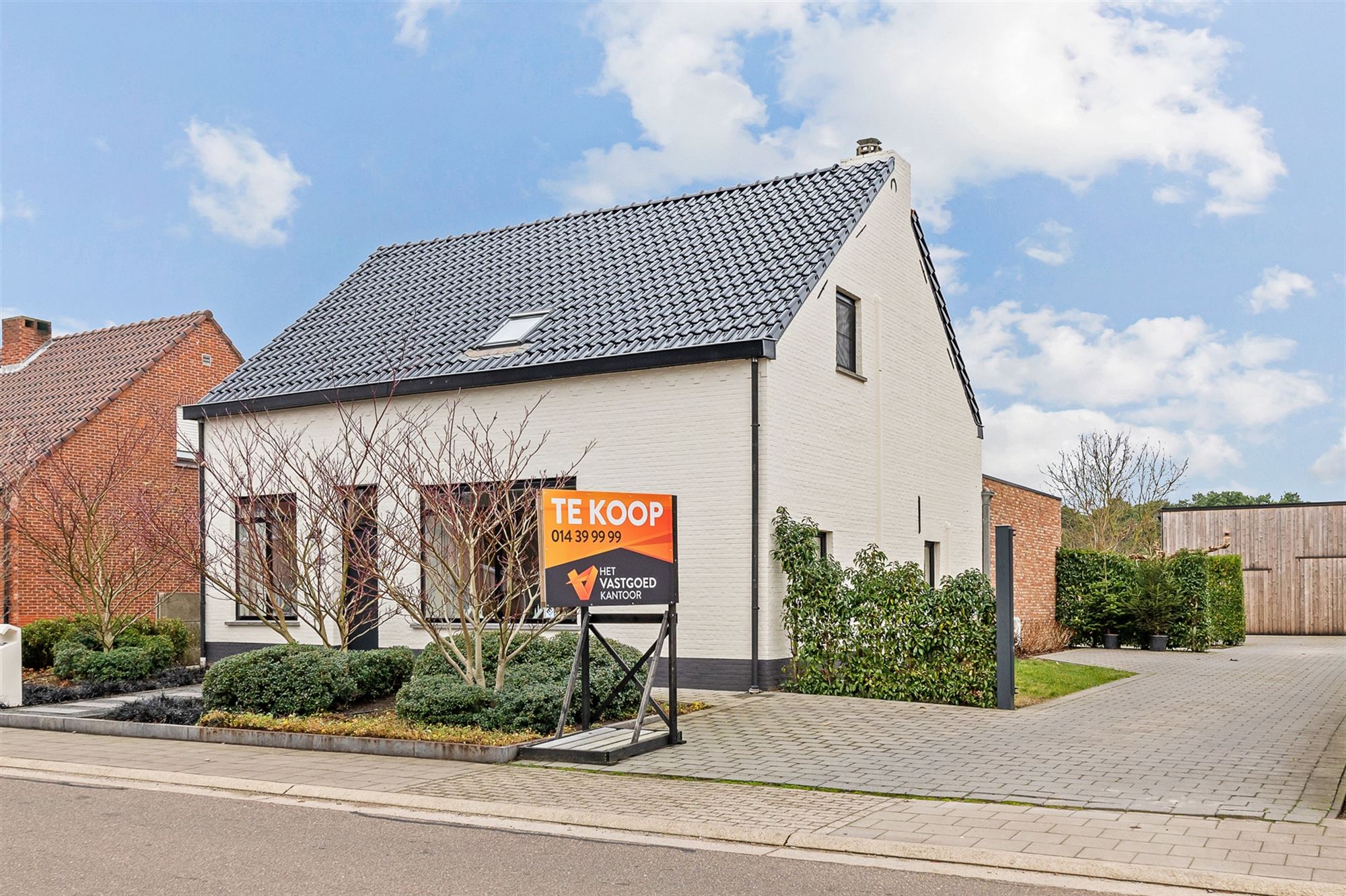 PRACHTIG GERENOVEERDE WONING MET RUIME GARAGE OP IDEALE LIGGING! foto {{pictureIndex}}
