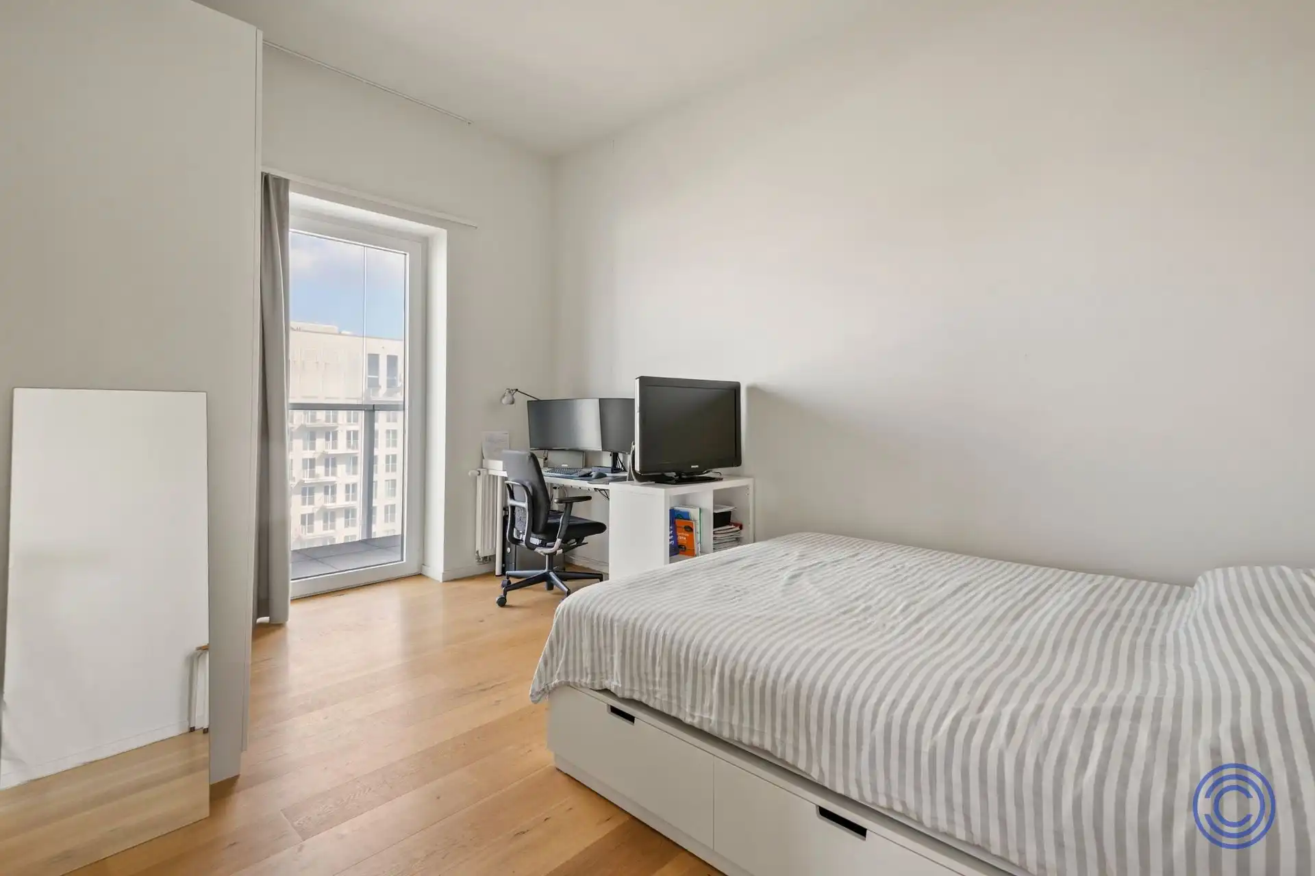 Rolstoelvriendelijk appartement op de 18de verdieping met panoramisch zicht over de dokken. foto 10