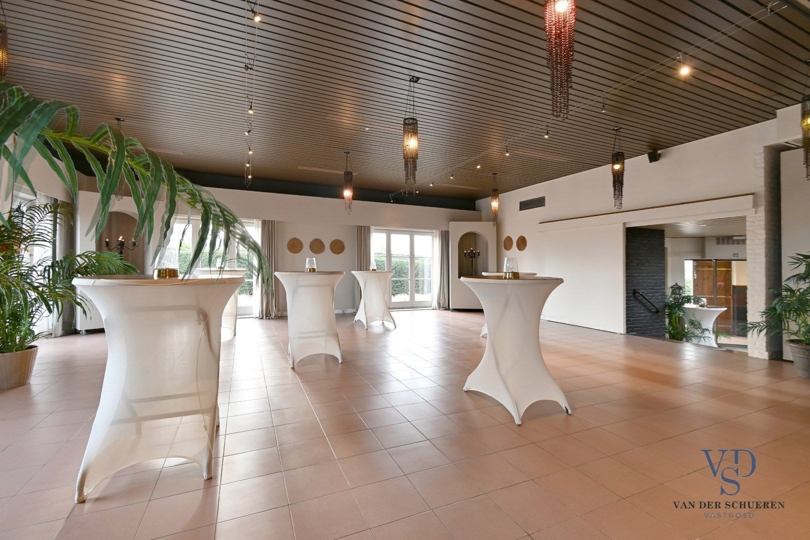 Ruime bungalow met bijgebouwen in Meilegem. foto 22