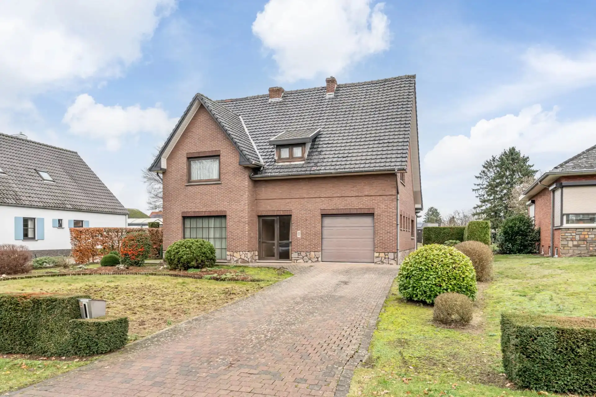 Gezinswoning op ruim perceel te Heusden foto 2