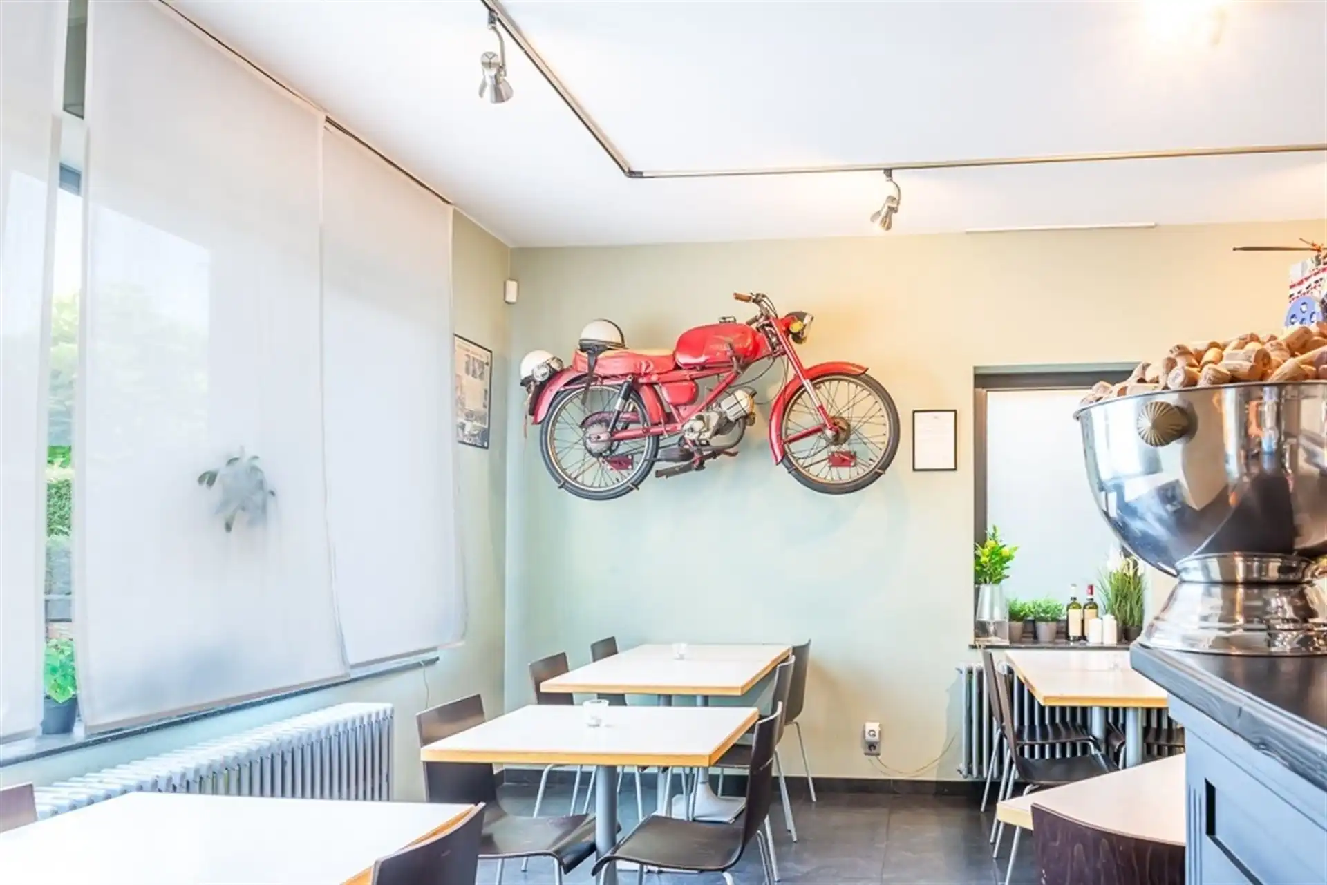 Karakteristiek handelshuis met ruime bovenwoning op toplocatie nabij Maasmechelen foto 4