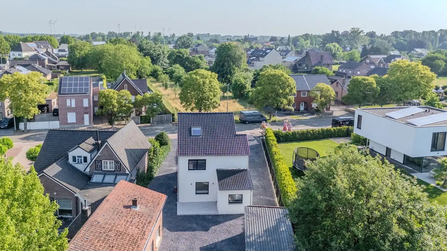 Volledig gerenoveerde huurwoning met drie slaapkamers en ruime tuin op toplocatie in Rekem foto 3