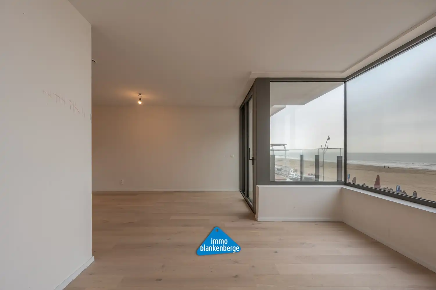 Appartement te koop op topligging aan de Zeedijk met prachtig zicht op de Pier van Blankenberge foto 4