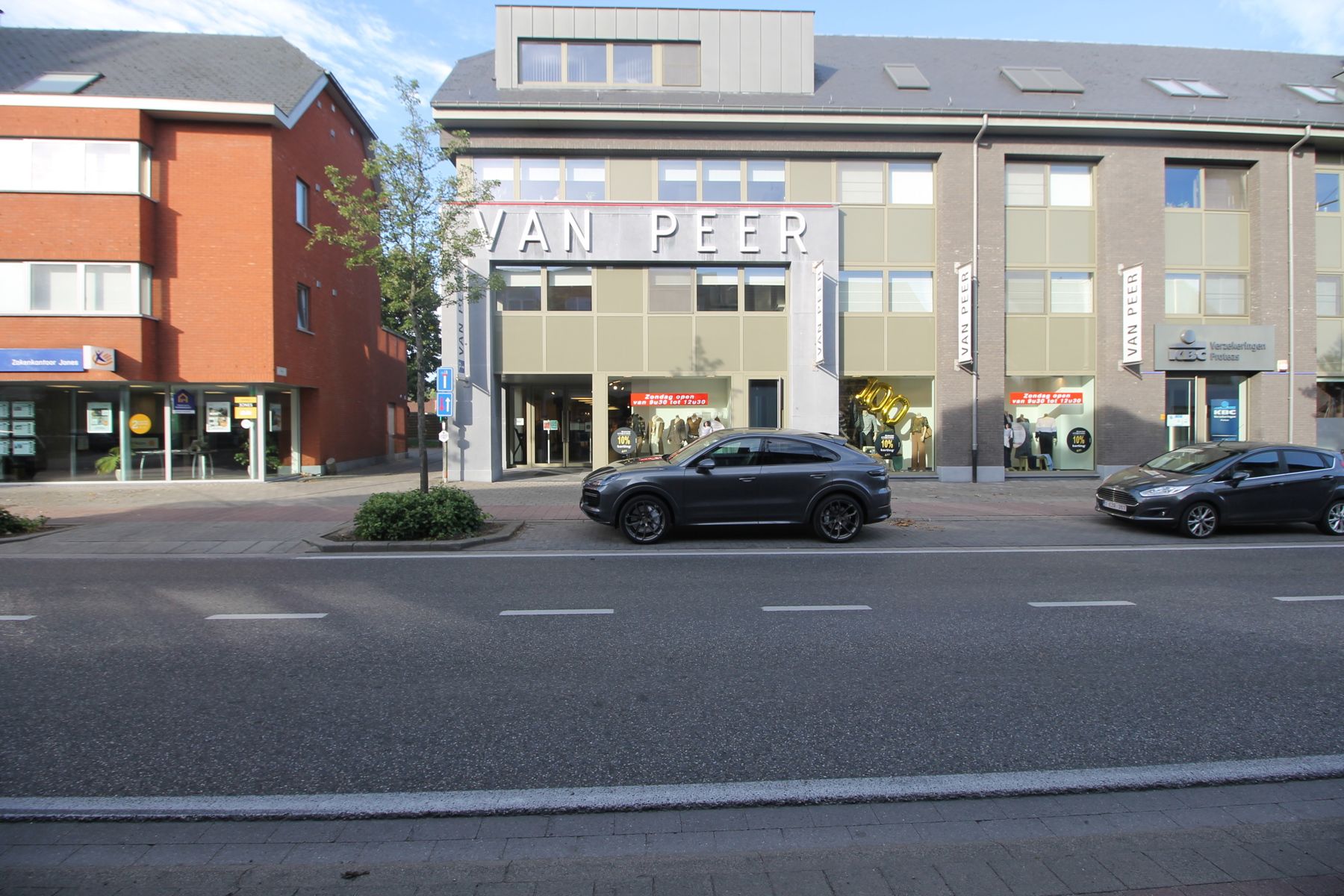 Een appartement met 2 slaapkamers, terras en autostaanplaats in het centrum van Merksplas. foto {{pictureIndex}}