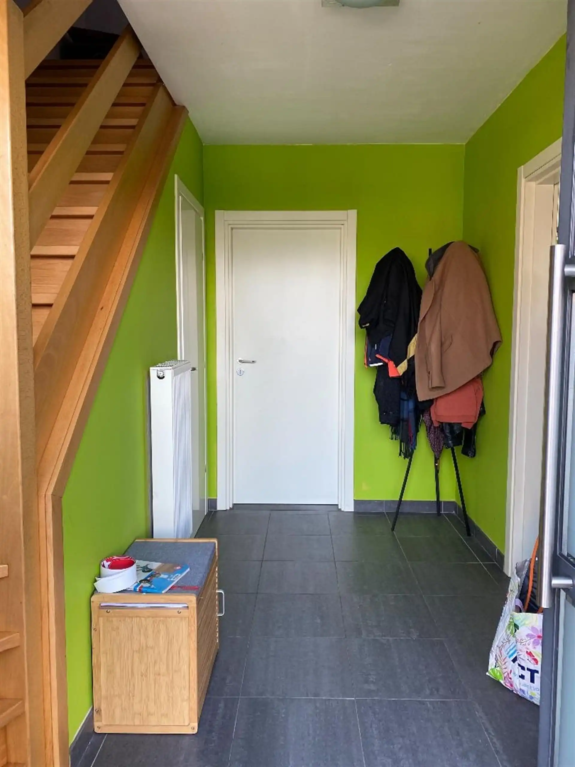 Gunstig gelegen ruime woning met onderhoudsvriendelijke tuin. foto 2