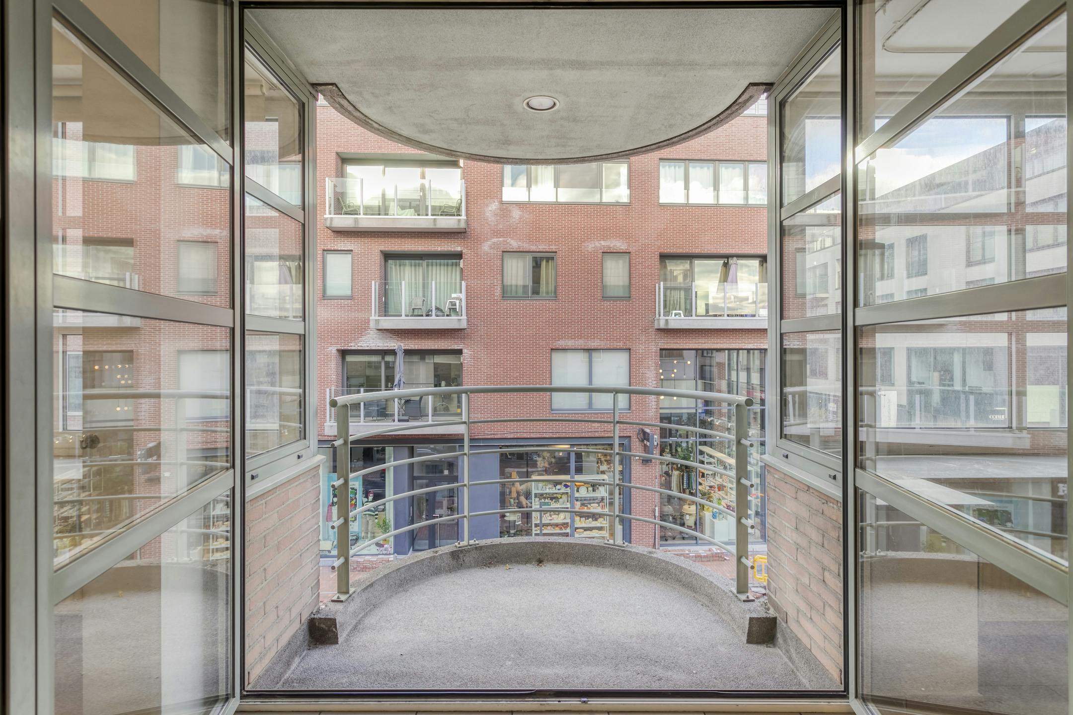 Instapklaar energiezuinig appartement met 2 slaapkamers in hartje Roeselare foto 4