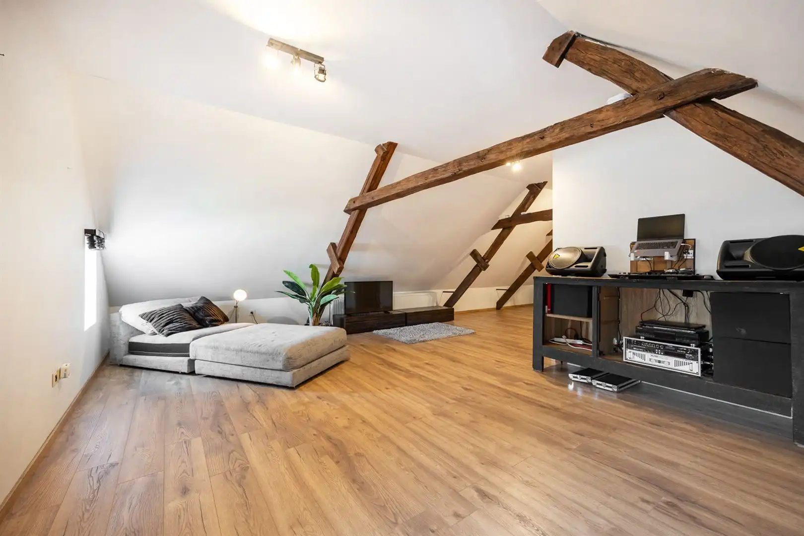 Een thuis vol sfeer met 5 slpks en een mooie tuin! foto 6