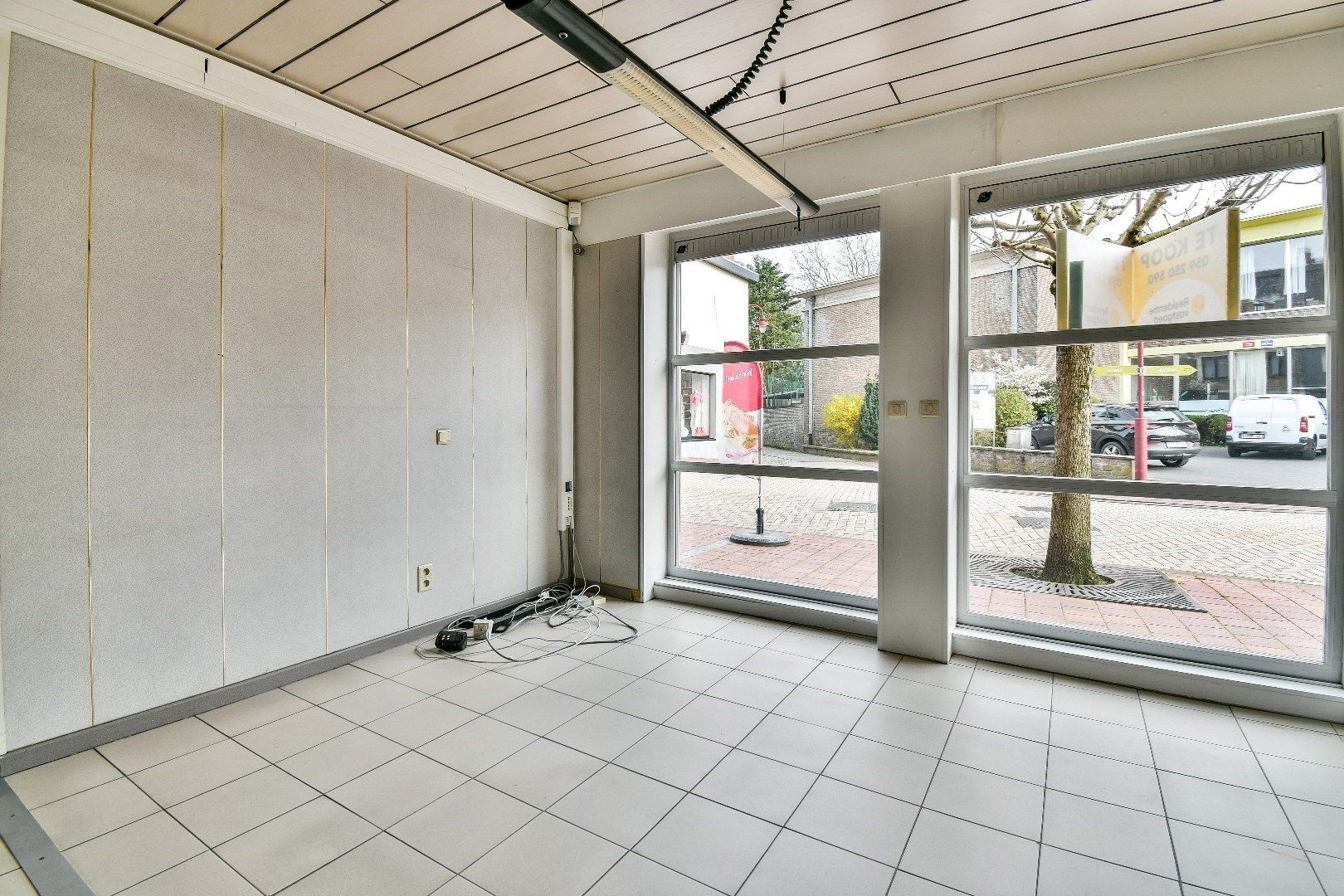 Commerciële handelsruimte/ kantoor / praktijkruimte met garage in het centrum van Lichtervelde! foto 4