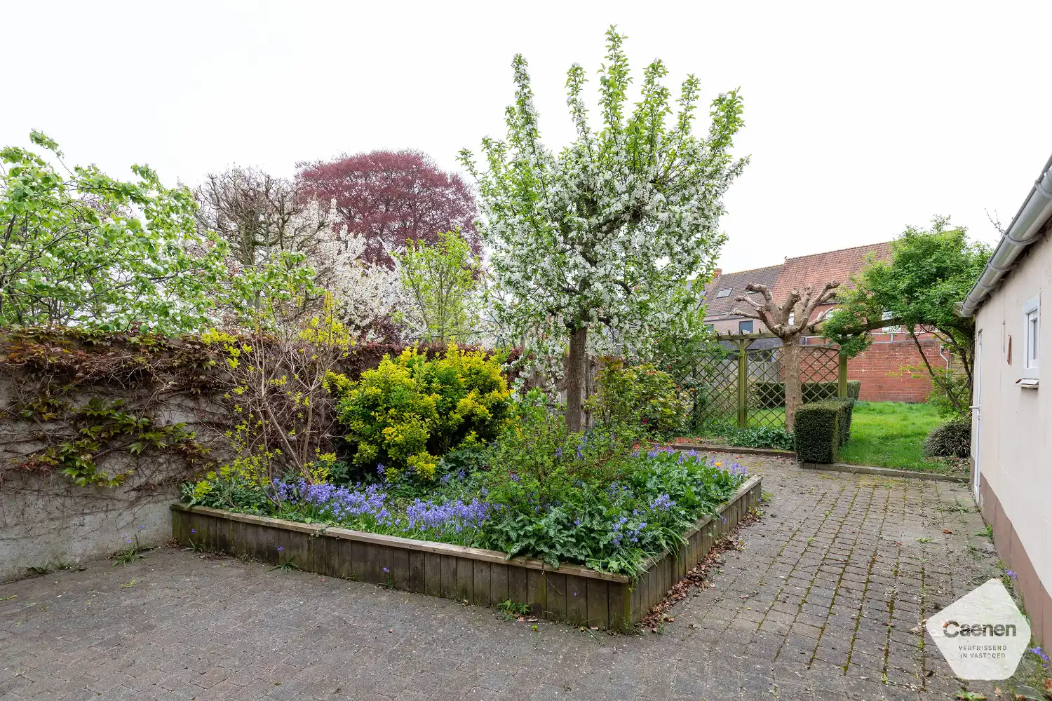 Charmante halfopen woning met tuin en garage in het centrum van Ruddervoorde. foto 16