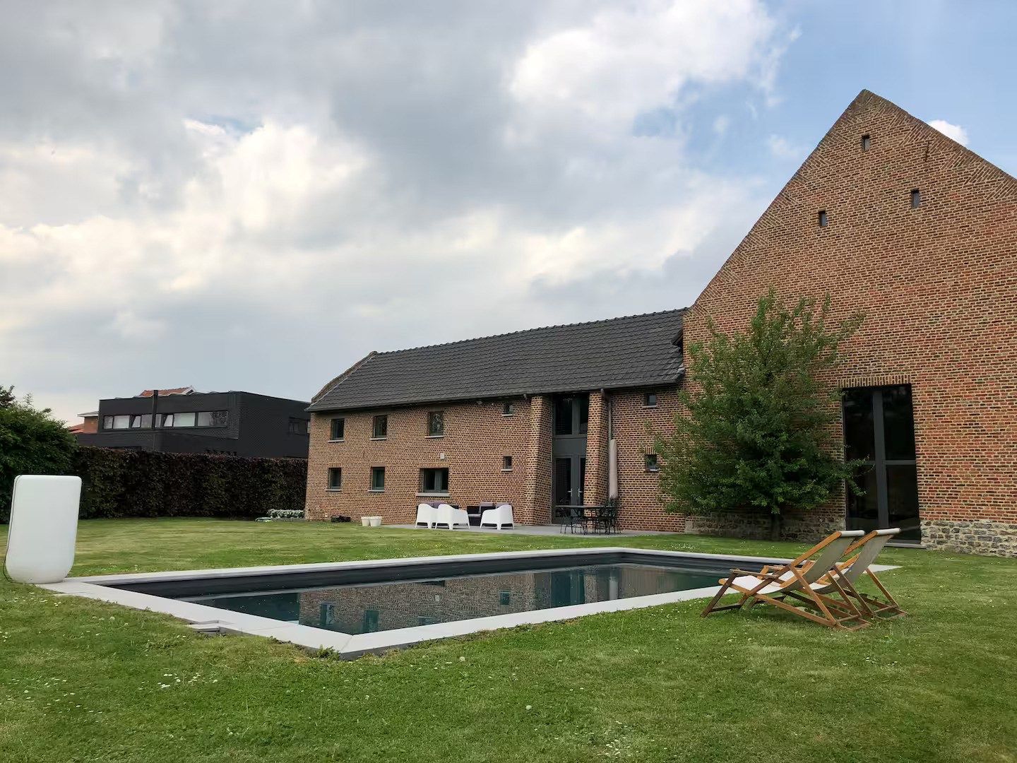 RUIME WONING VAN 390 m² MET GROTE TUIN EN ZWEMBAD foto 14