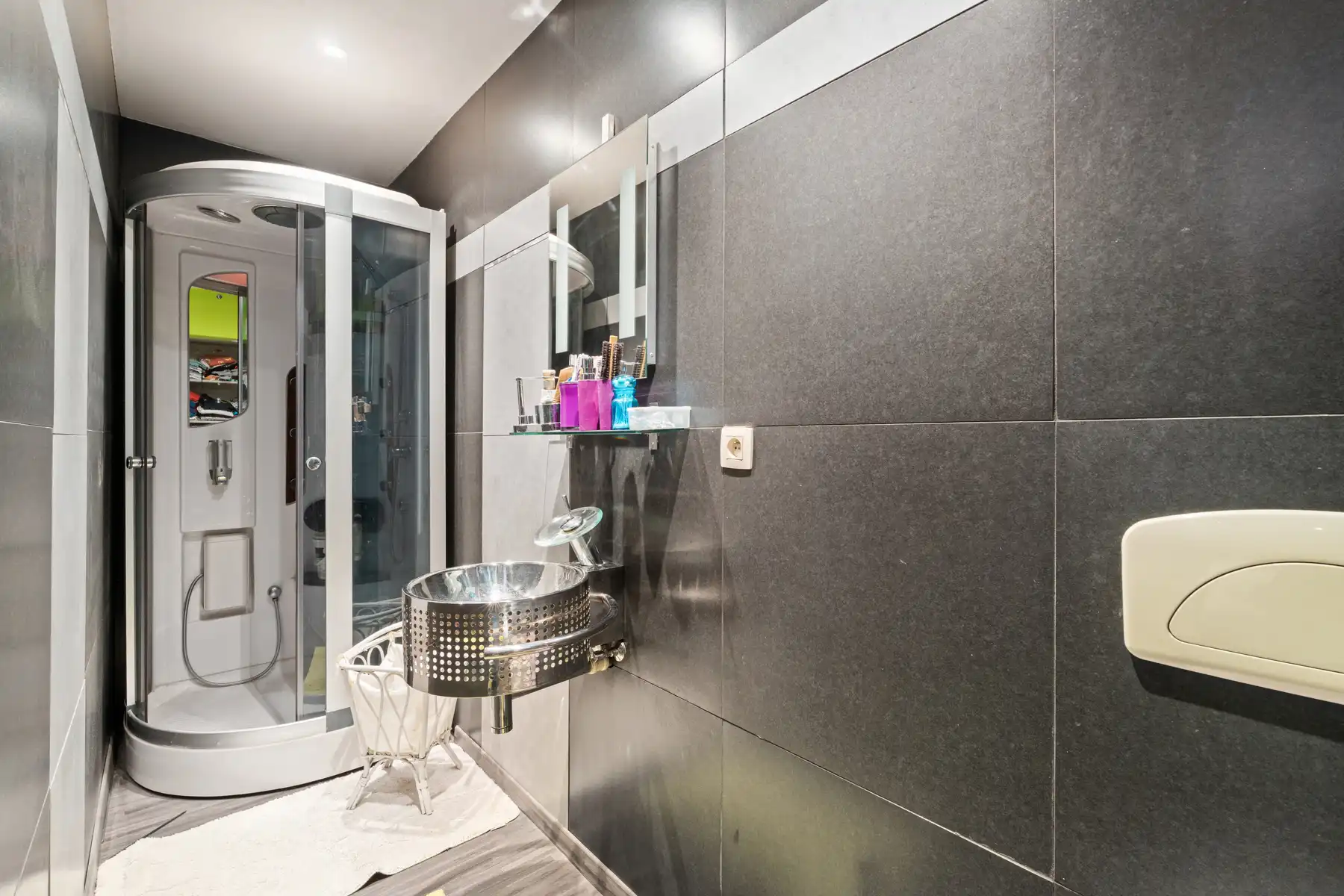 TE KOOP- instapklare woning met 3 slaapkamers en 2 badkamers foto 7