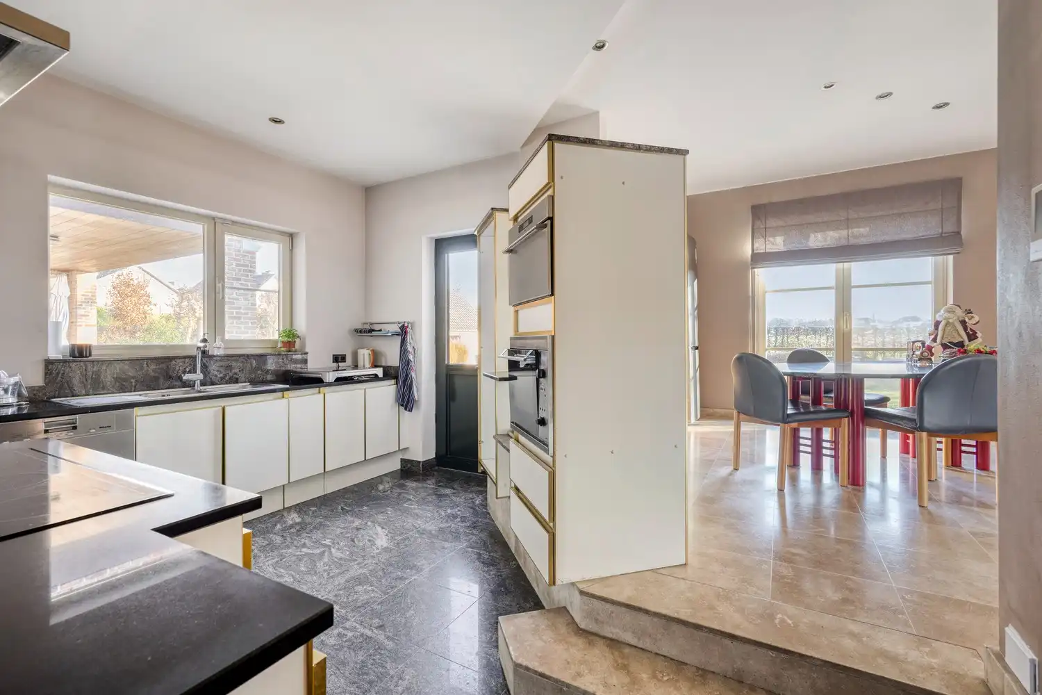 Exclusieve, instapklare villa met royale ruimtes en aangelegde tuin op toplocatie in Heverlee foto 9