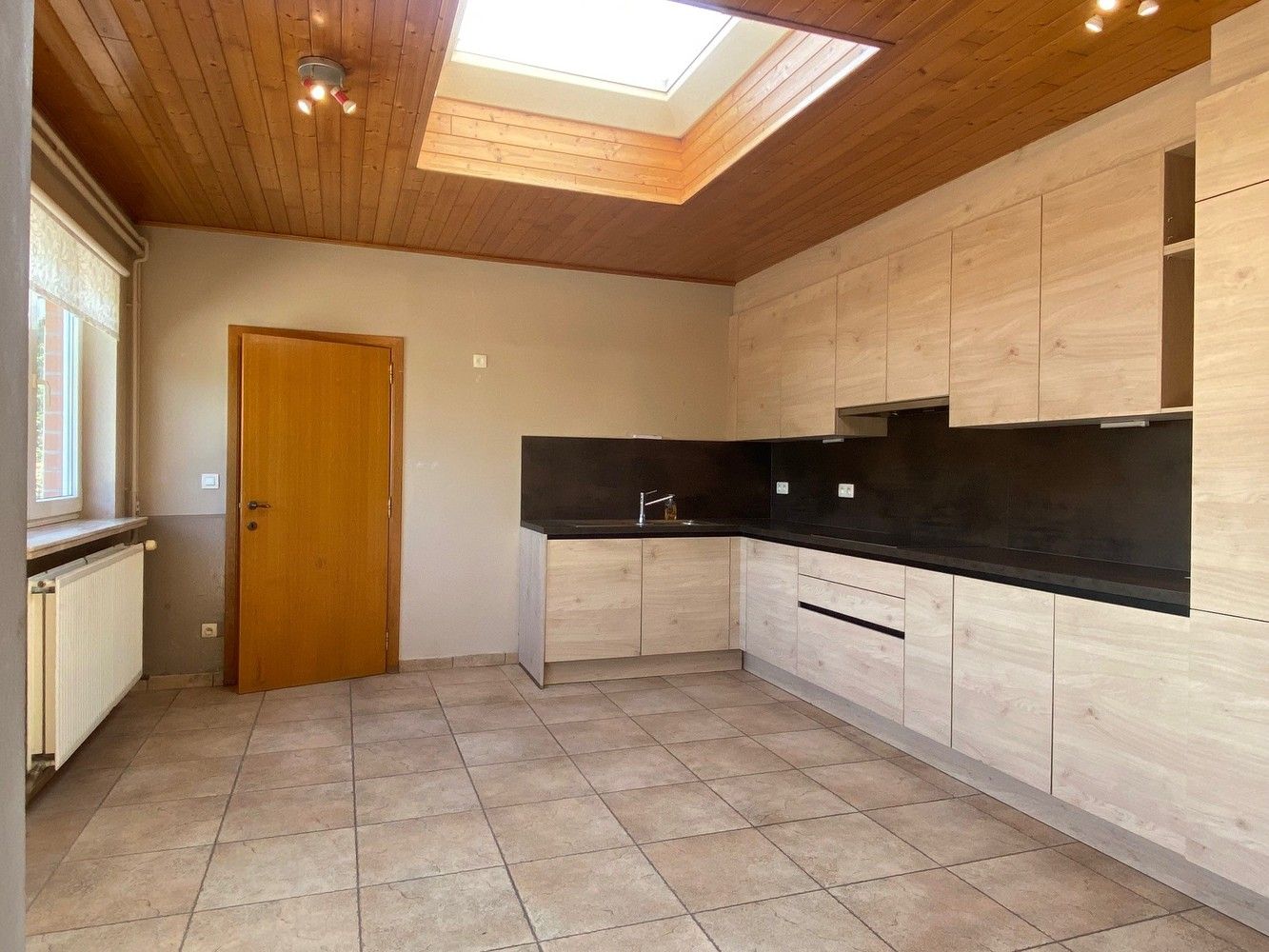 Ruime halfopen gezinswoning met grote garage/atelier (+/- 60m²) op een strategische ligging. foto 8