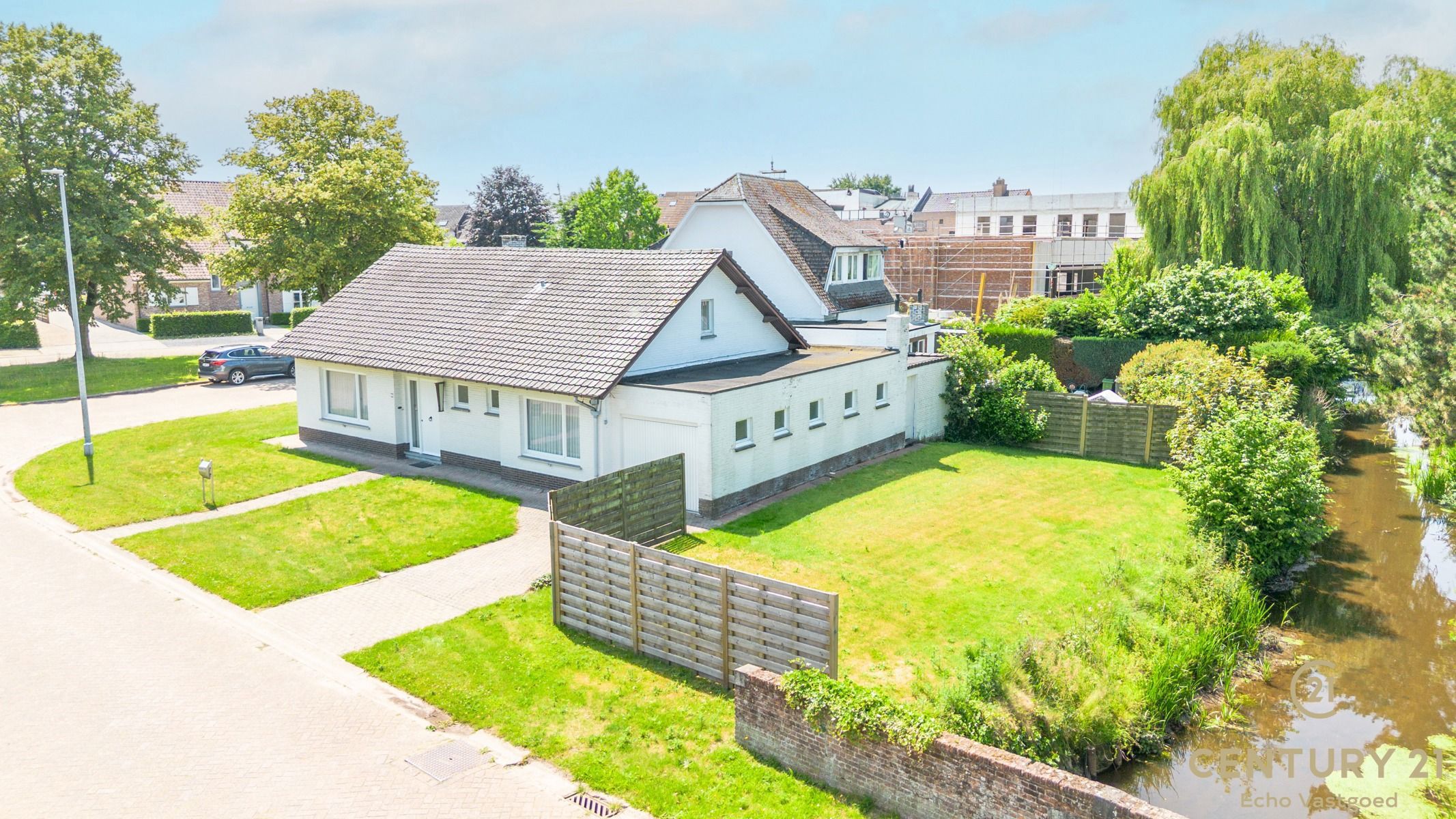Charmante te renoveren laagbouwwoning op fraai hoekperceel foto {{pictureIndex}}