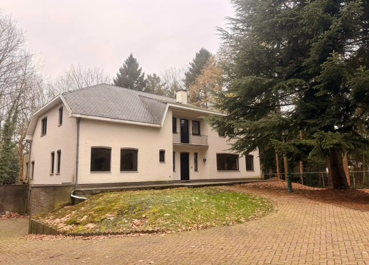 Uitzonderlijk ruime, vrijstaande woning met tuin te huur in Maasmechelen foto {{pictureIndex}}