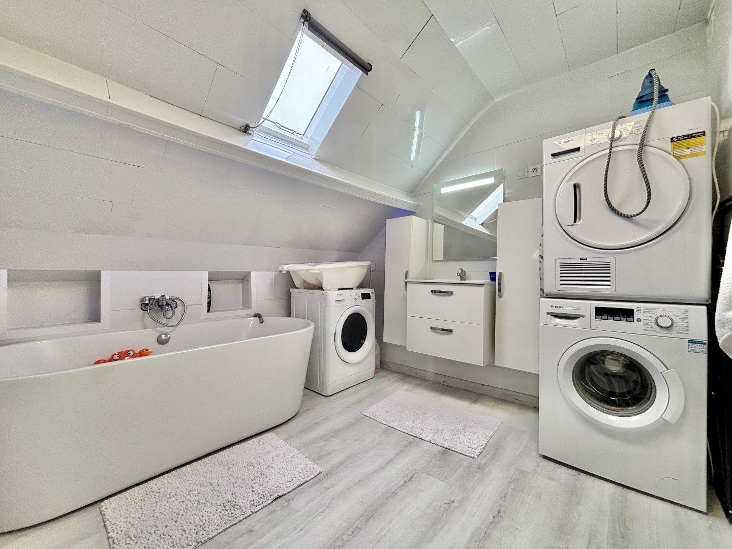 GERENOVEERDE RIJWONING MET 3 SLPKS, 2 BADKAMERS EN MOGELIJKHEID HUURGARAGE foto 17