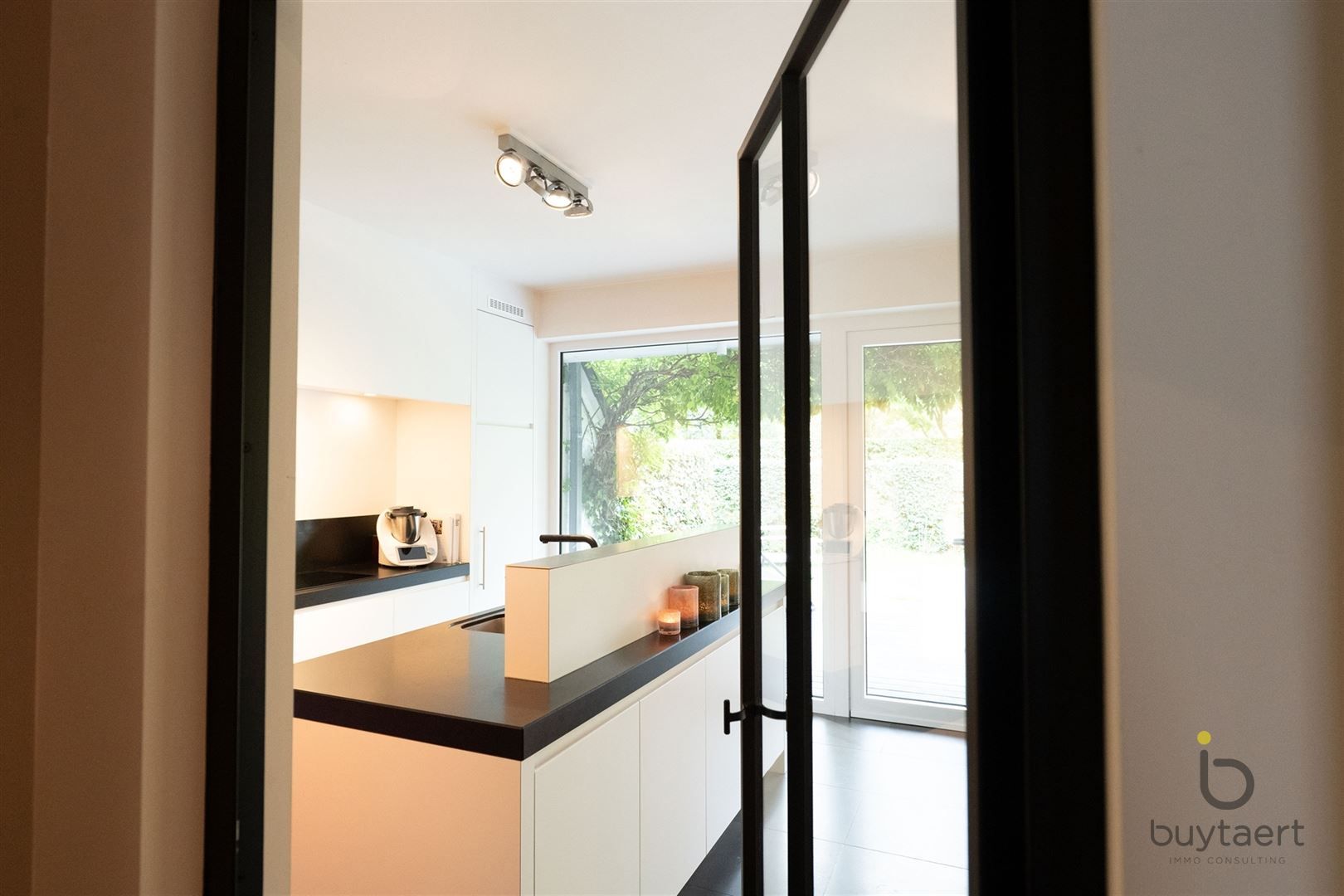 Gezellige instapklare woning met een prachtige groene tuin! foto 27
