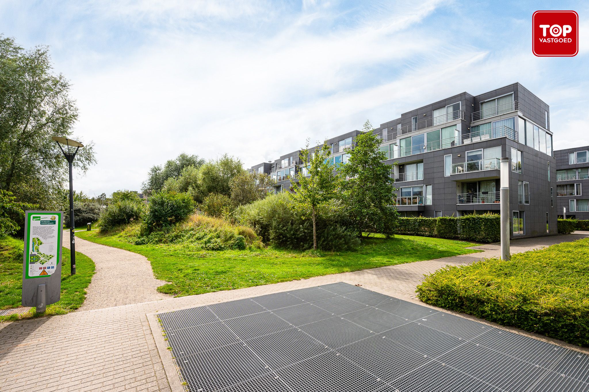 Instapklaar appartement met zicht op groen, in het centrum van Gent foto {{pictureIndex}}