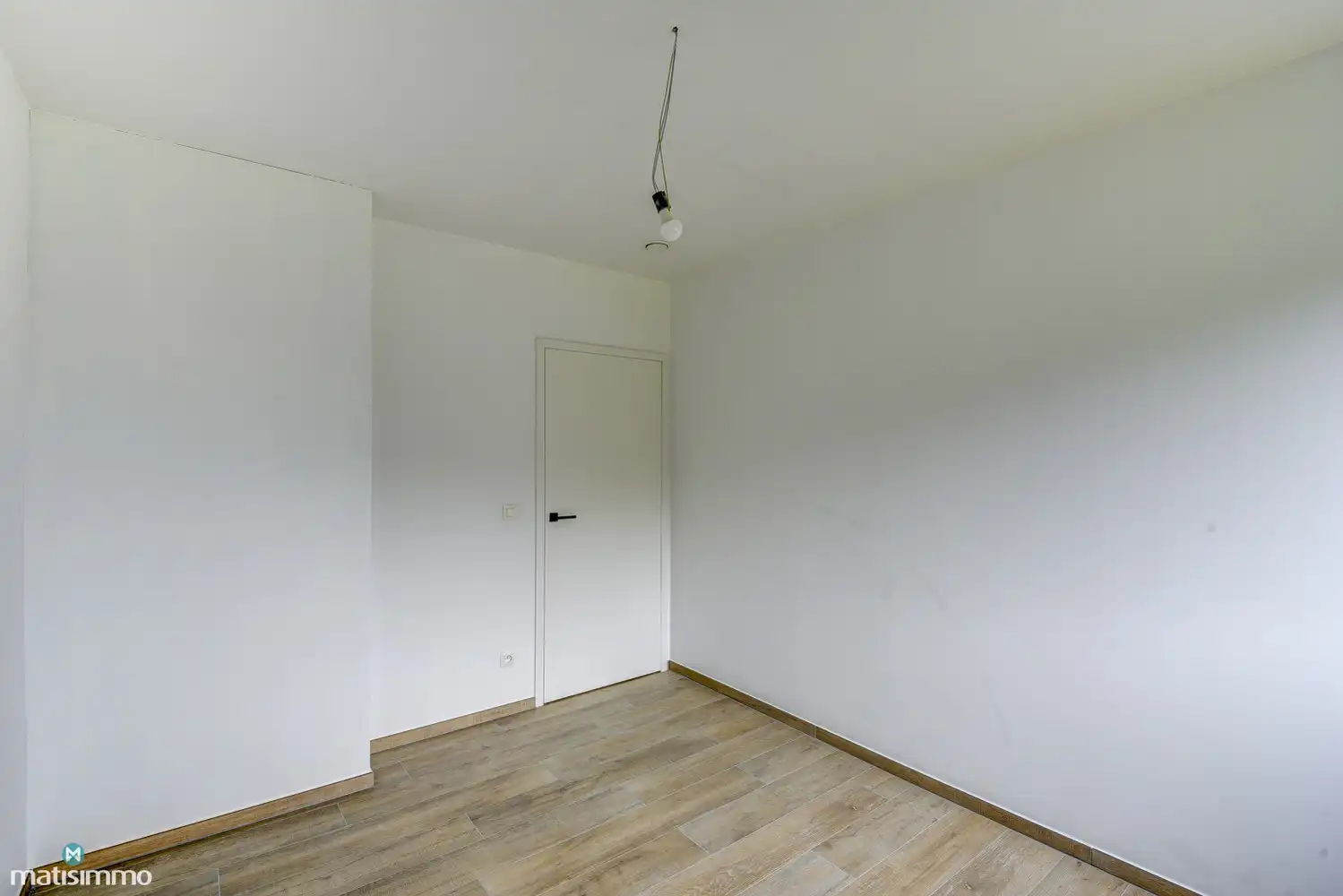 VOLLEDIG AFGEWERKTE EN GESCHILDERDE NIEUWBOUWWONING (EPB E10) MET 3 SLAAPKAMERS, 2 BADKAMERS, 2 GARAGES, KELDER EN AANGELEGDE TUIN IN WERM foto 21
