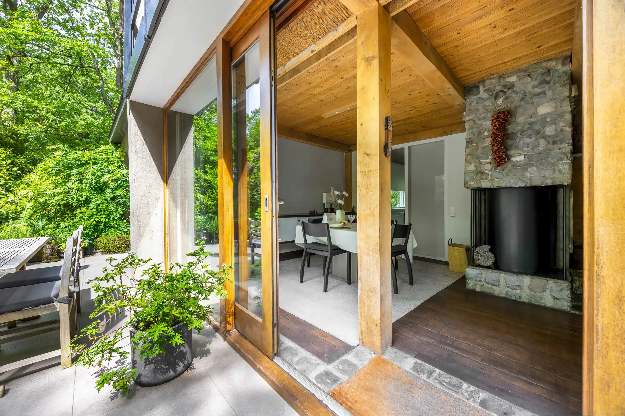 Architecturale woning in het groen met veel licht foto 9