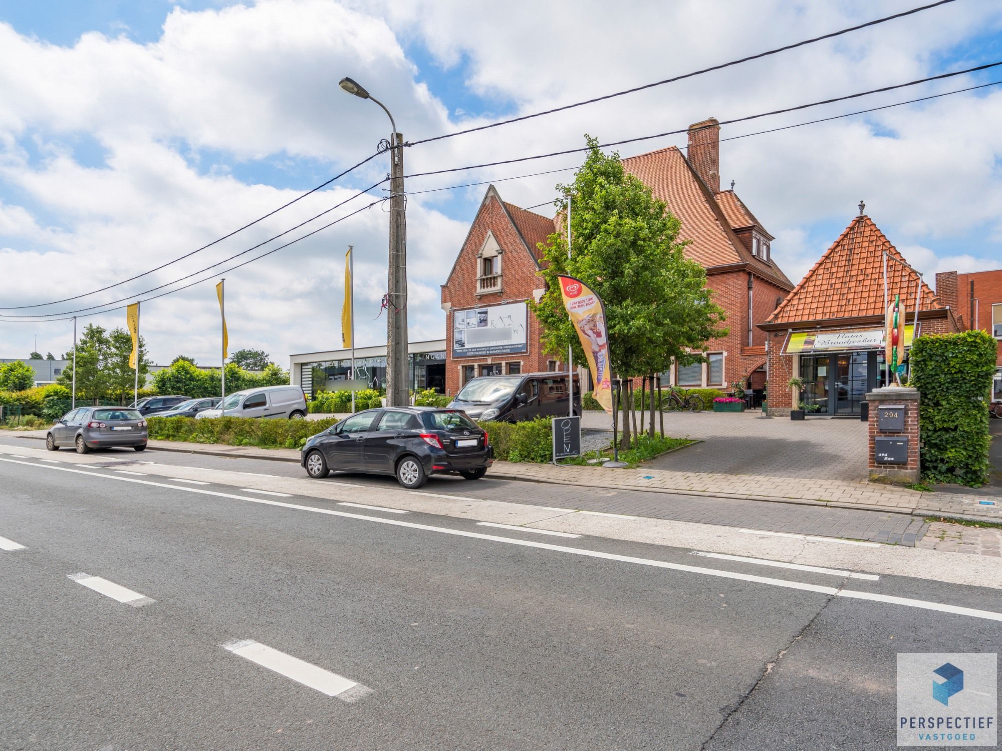 2 handelsruimtes + appartement met mogelijkheden op een strategische ligging te Roeselare foto {{pictureIndex}}