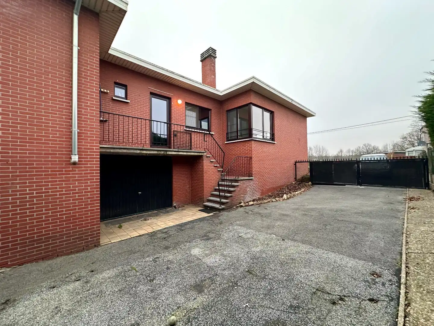 Halfopen woning met ruime tuin foto 26