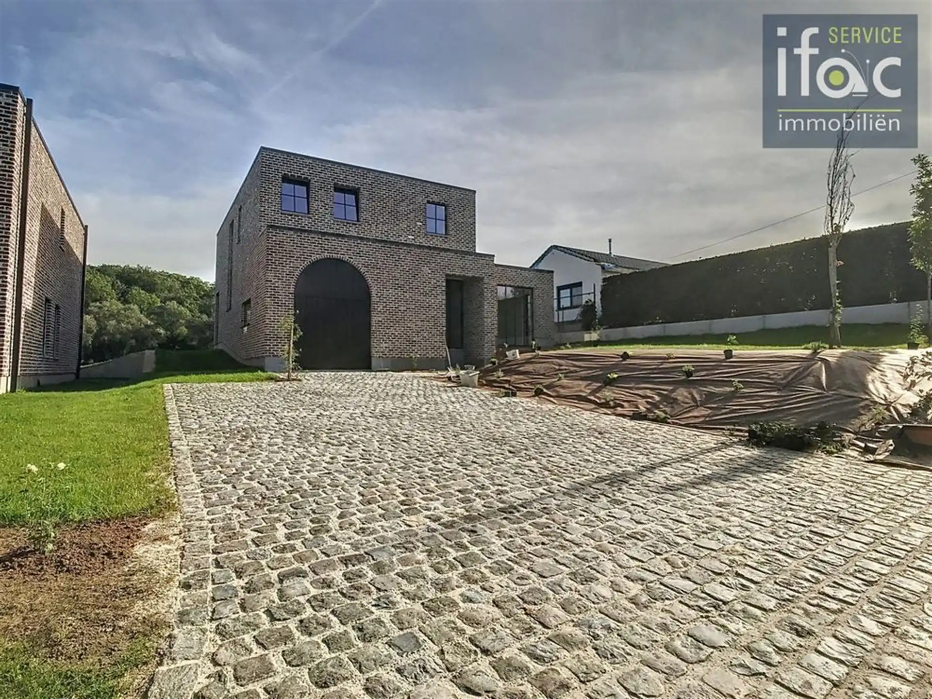 Villa met 4 slaapkamers, 2 badkamers en een grote tuin foto {{pictureIndex}}