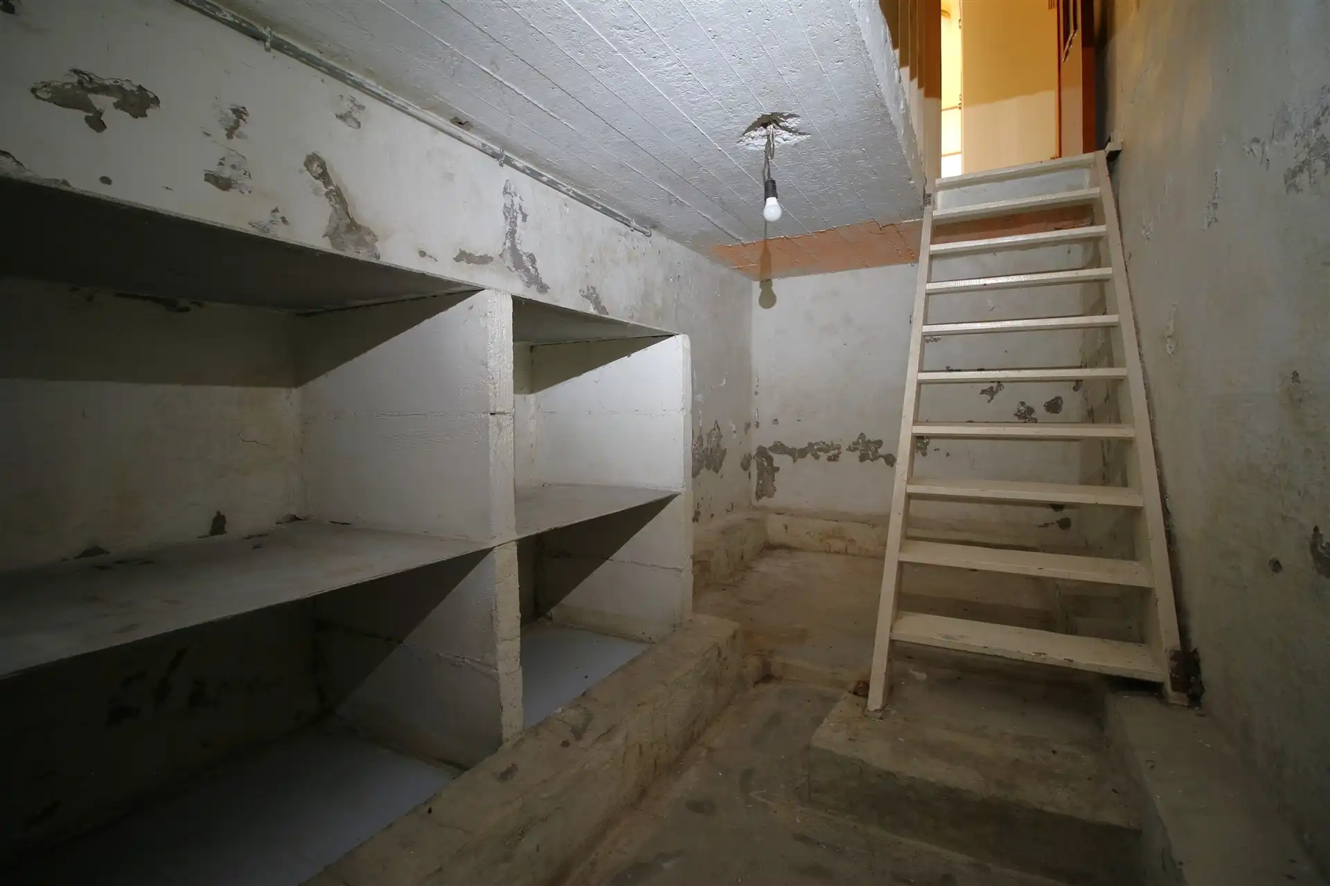 Te renoveren woning in doodlopende straat foto 13