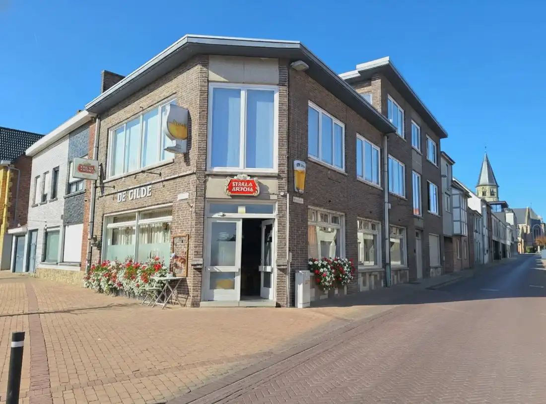 GEZELLIG CAFE MET RUIME WOONST TE HUUR OP TOPLOCATIE IN PITTEM foto {{pictureIndex}}
