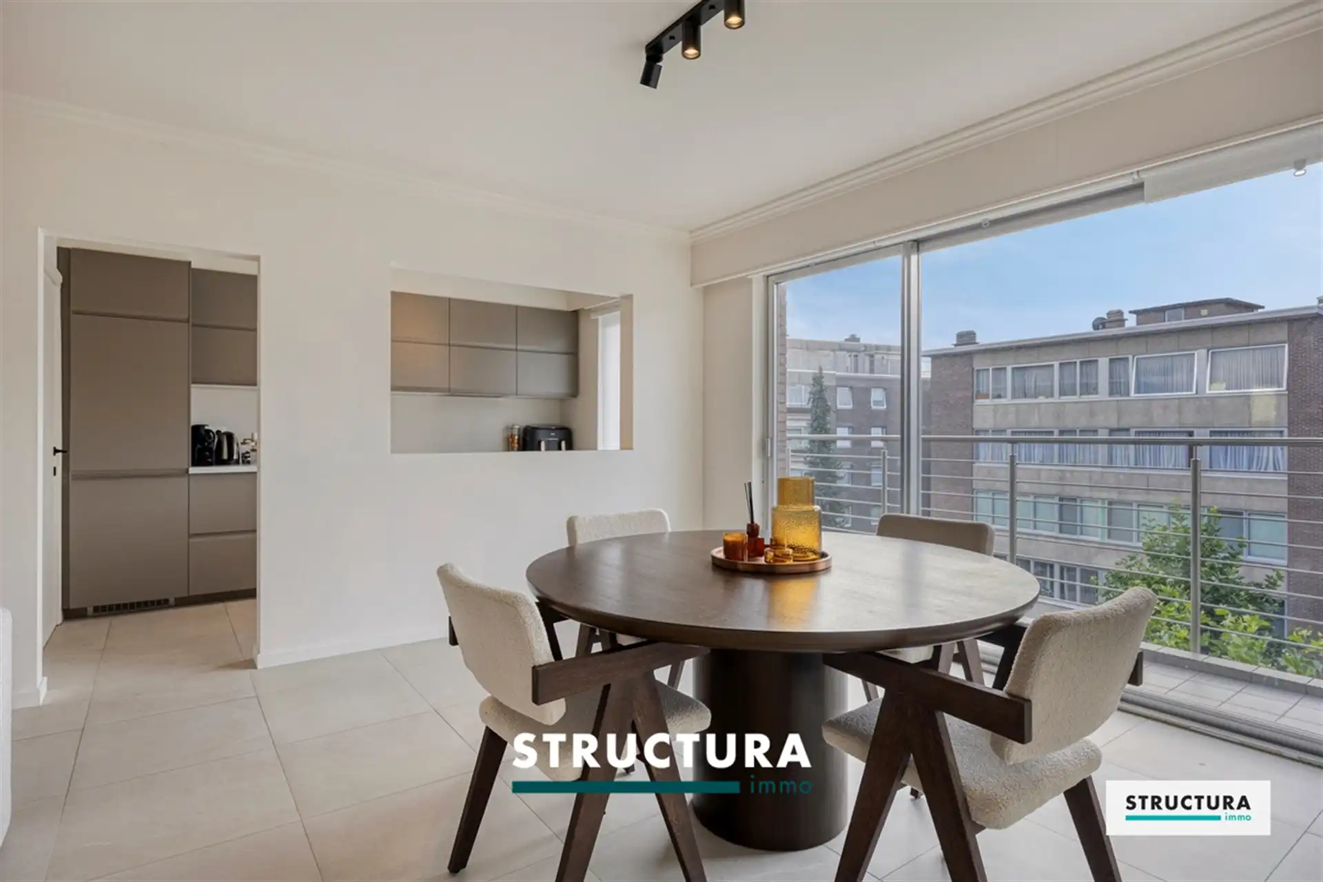 Volledig gerenoveerd appartement nabij het centrum! foto 12