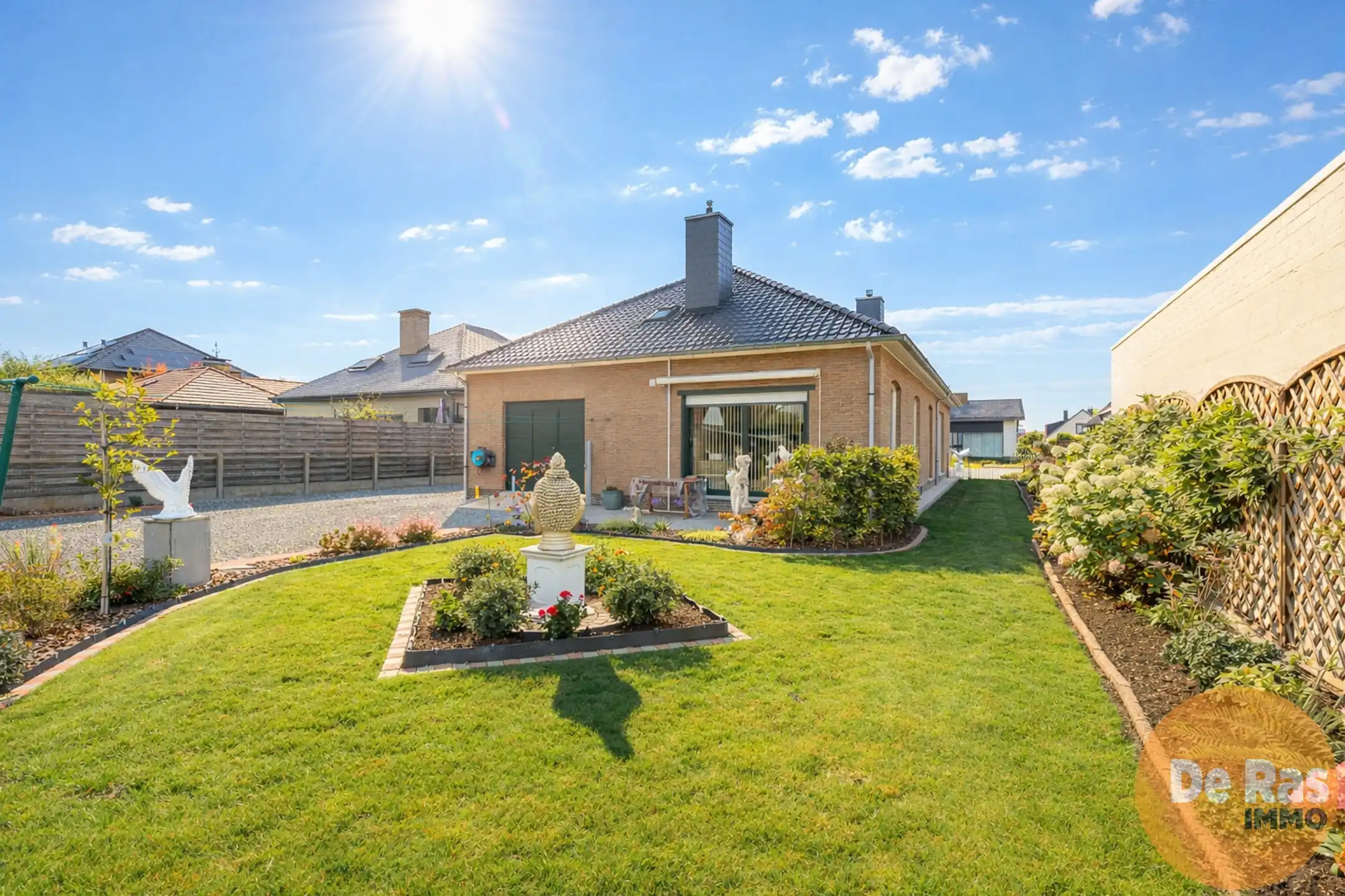 HILLEGEM - Mooie bungalow in rustige woonwijk op toplocatie foto {{pictureIndex}}