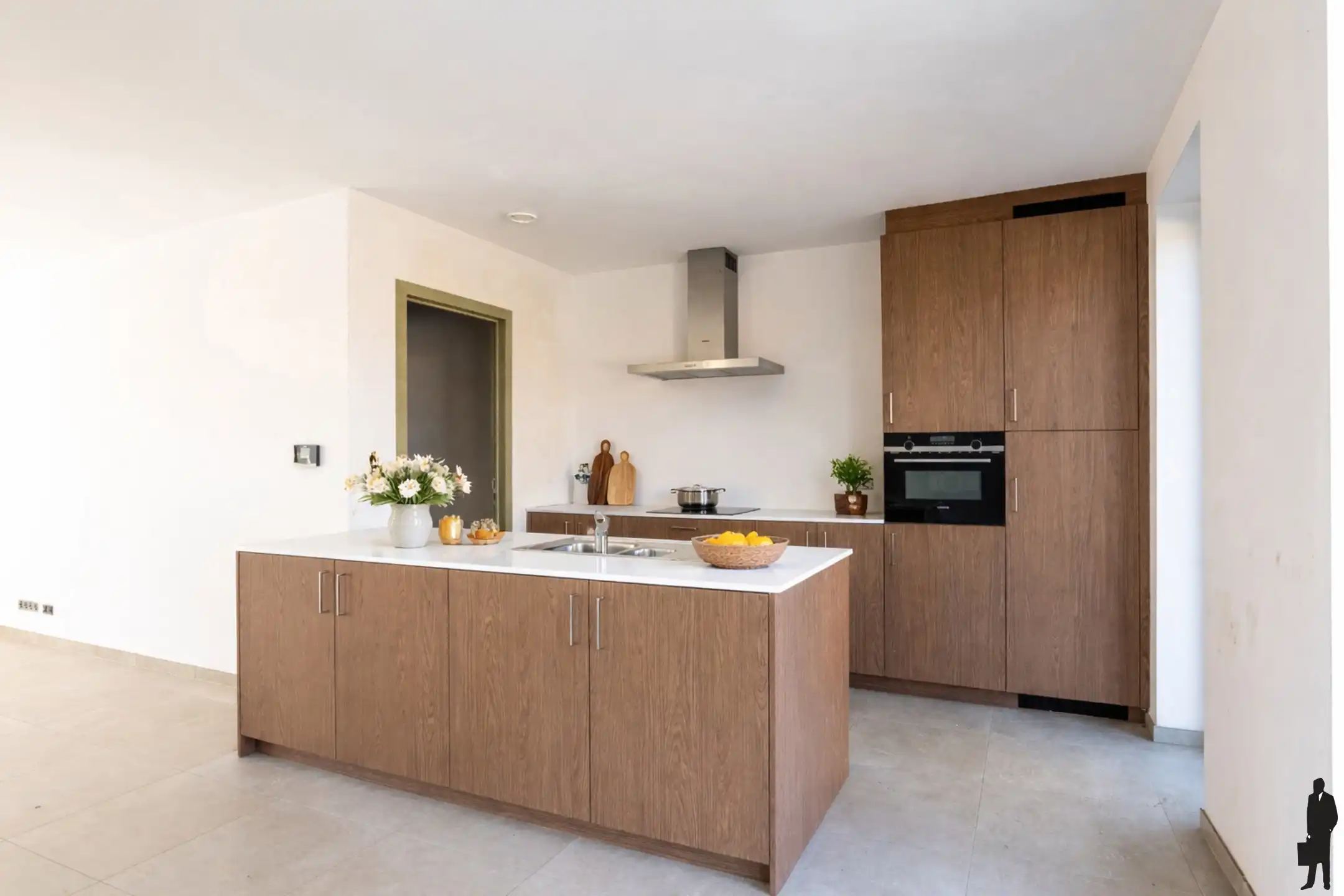 Halfopen woning met 3 slpks, parking en tuin met bijgebouw foto 5