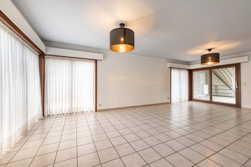 Instapklare halfopen woning met 4 slaapkamers en zonnige tuin TE KOOP in Oostrozebeke! foto 3