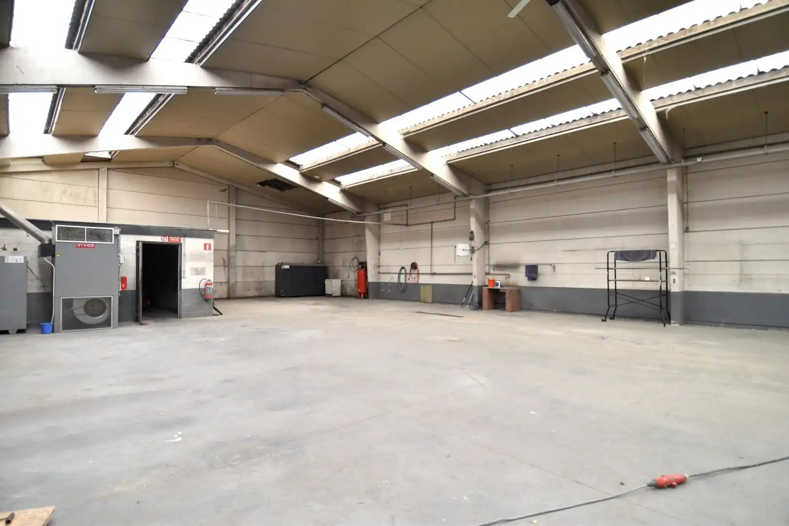 Loods met alleenstaande woning te koop in Bellegem op een perceel van 6.855 m² foto 4