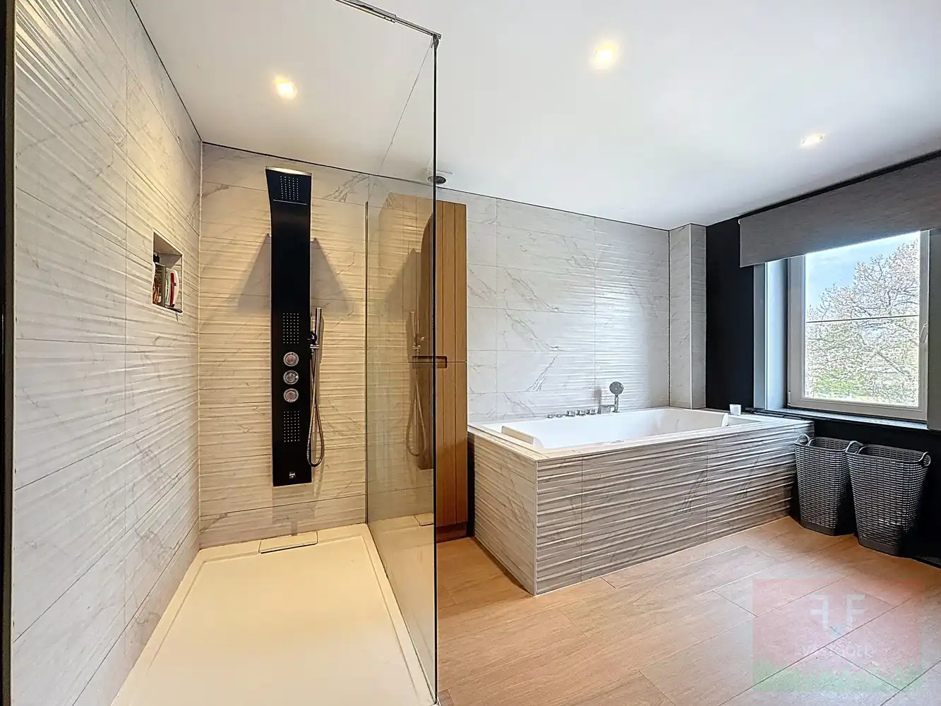 Instapklare hedendaagse gezinswoning met garage, opslagruimte en grote tuin foto 14