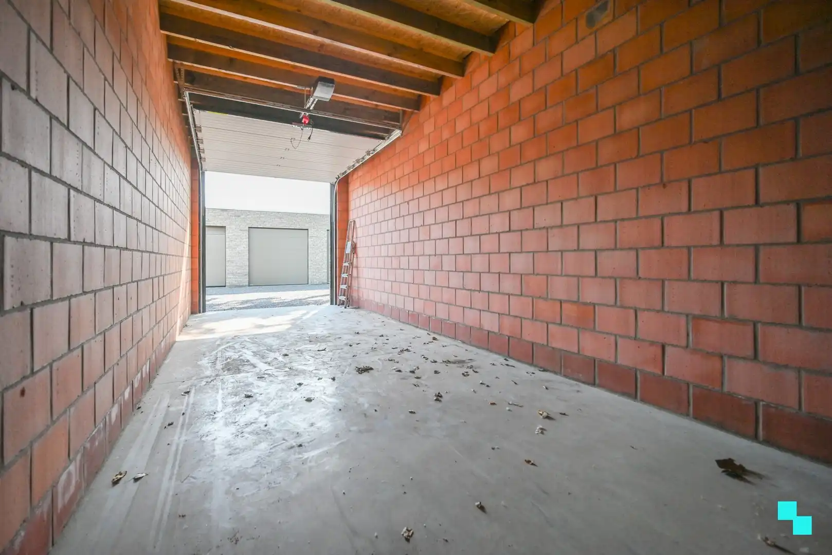 Garagebox van ca.25 m² met automatische poort te Izegem foto 5