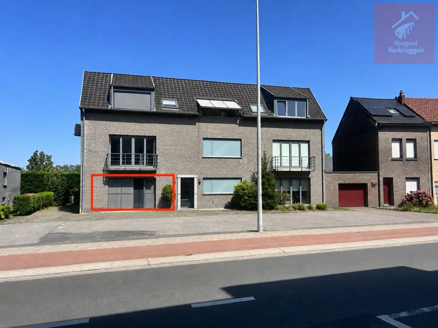 Modern instapklaar gelijkvloers appartement met 2 slpk, terrassen en autostaanplaats foto {{pictureIndex}}